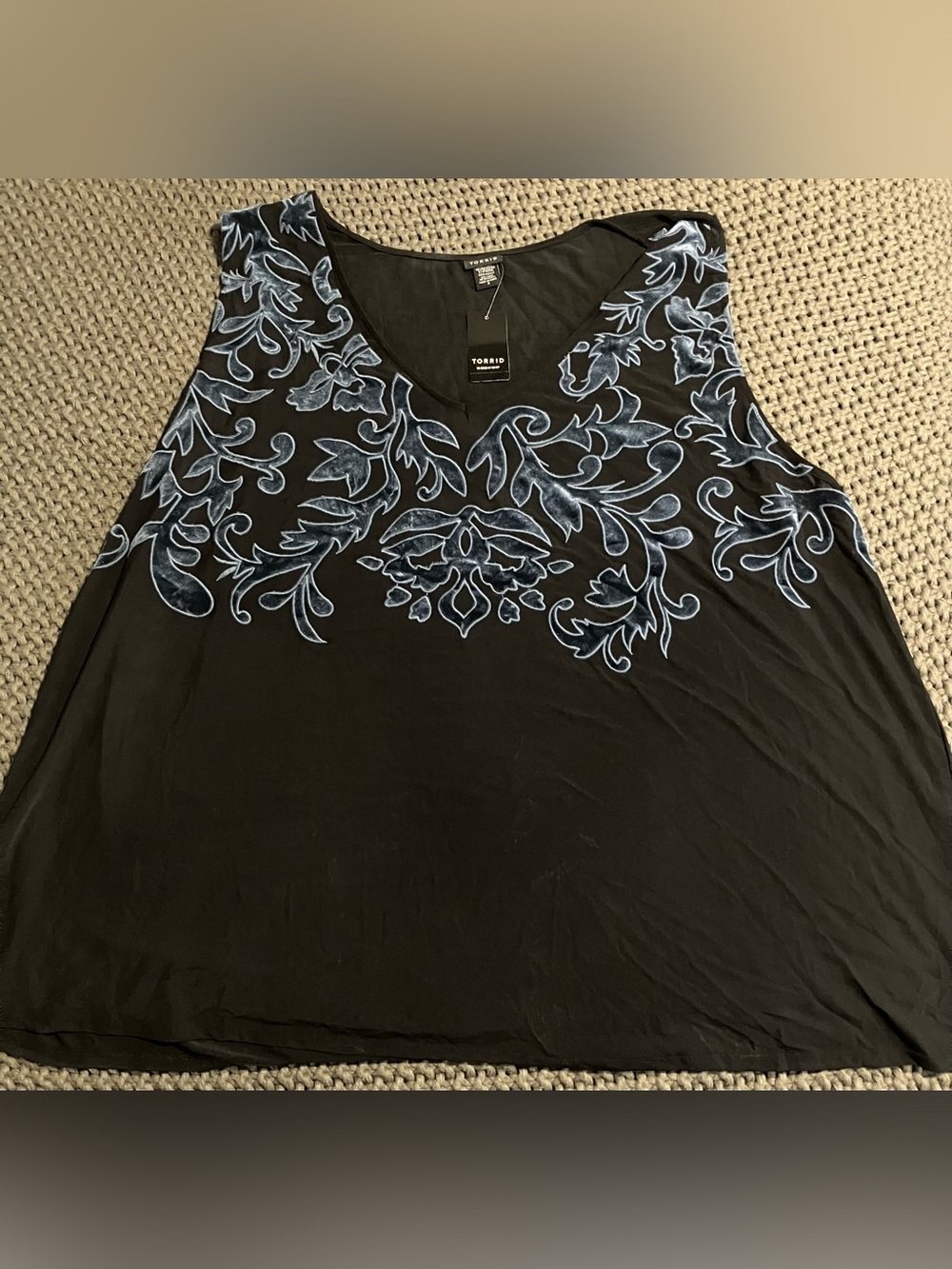 NWT Torrid sleeveless tank top with blue velvet-textured botanical embroidery 6X